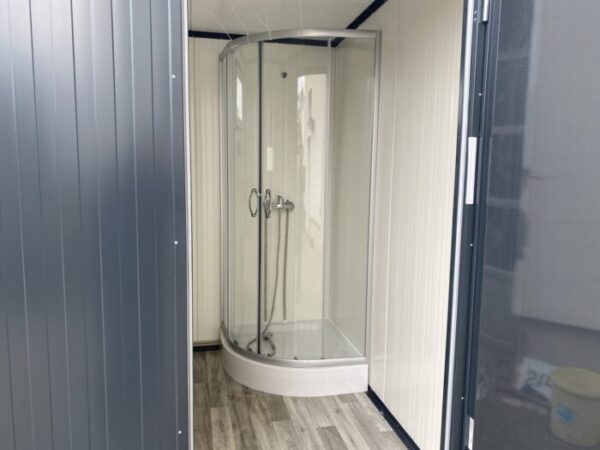 4x2m Sanitärcontainer mit Doppeltoilette und Duschen – Bild 13