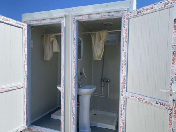 Duschcontainer mit 2 Duschen